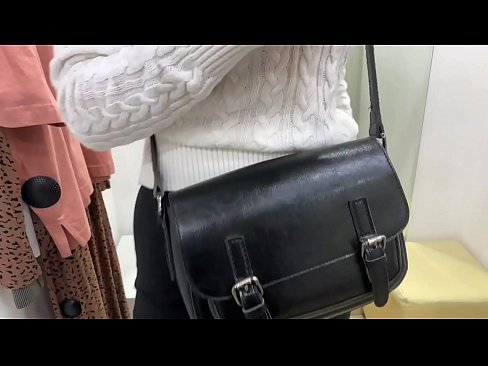 ❤️ Almenn sjálfsfróun ungrar tíkar FeralBerry með dildó í mátunarklefa ️❌ Klámmyndband á is.yespornpics.ru